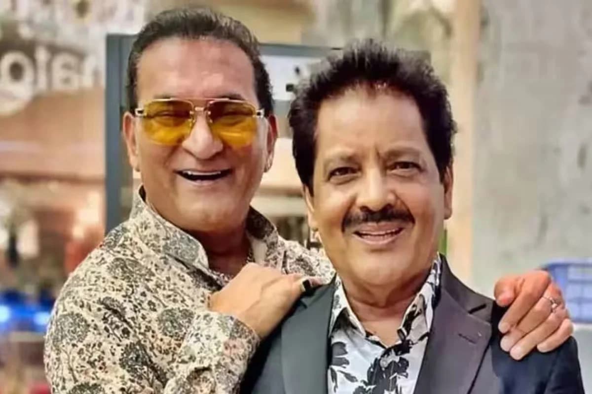 ভক্তের চুম্বনে বিতর্কের মুখে উদিত নারায়ণ, পাশে ঢাল হয়ে দাঁড়ালেন অভিজিৎ ভট্টাচার্য