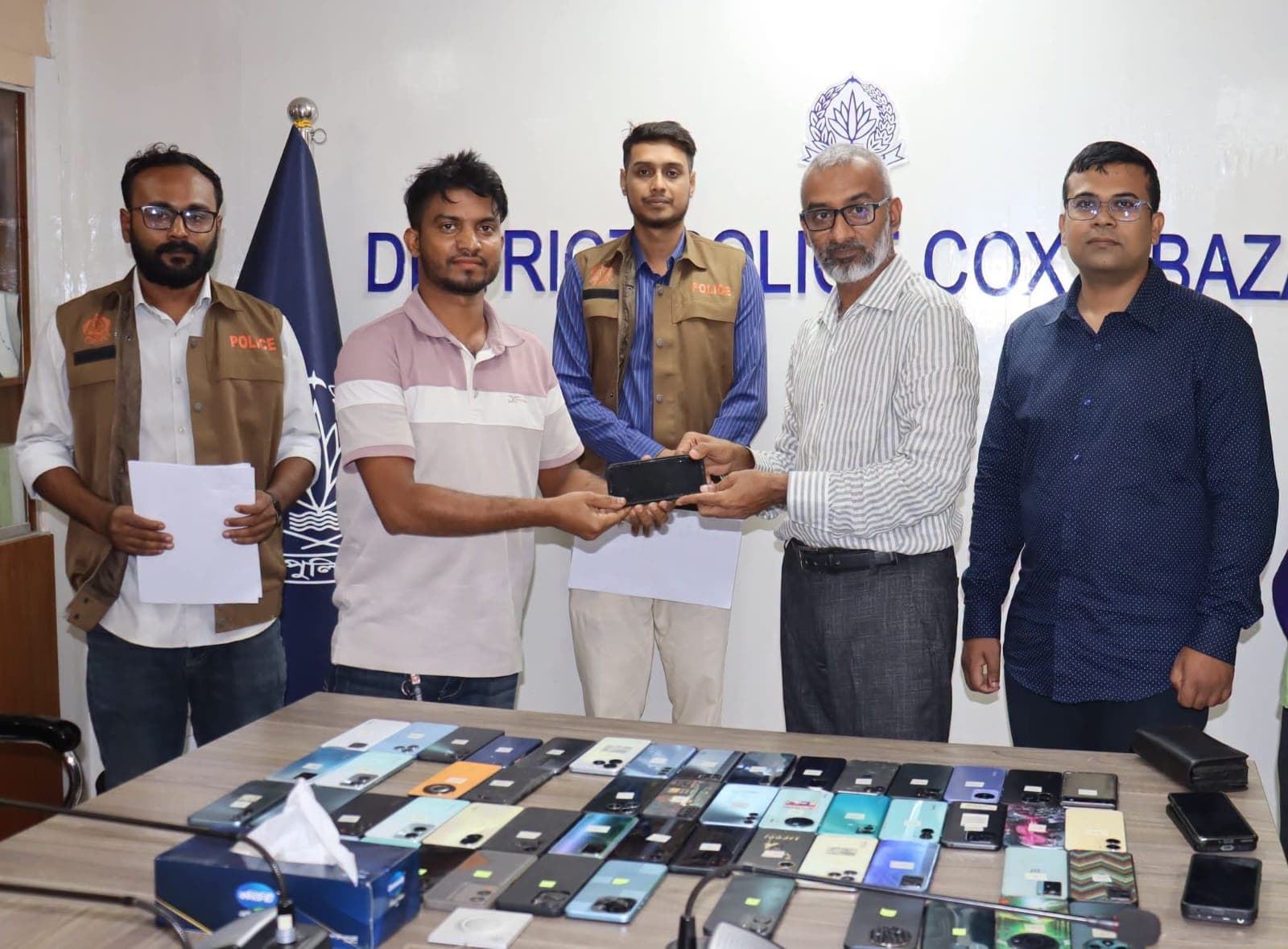 আইফোনসহ ৬০টি হারানো ফোন উদ্ধার: প্রিয় সম্পদ ফিরে পেয়ে উচ্ছ্বসিত কক্সবাজারের বাসিন্দারা