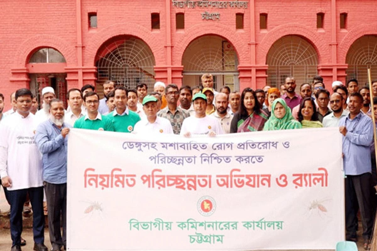 চট্টগ্রামে ডেঙ্গু প্রতিরোধে বড় পদক্ষেপ, ঝাড়ু হাতে পরিচ্ছন্নতা অভিযানে নামলেন বিভাগীয় কমিশনার