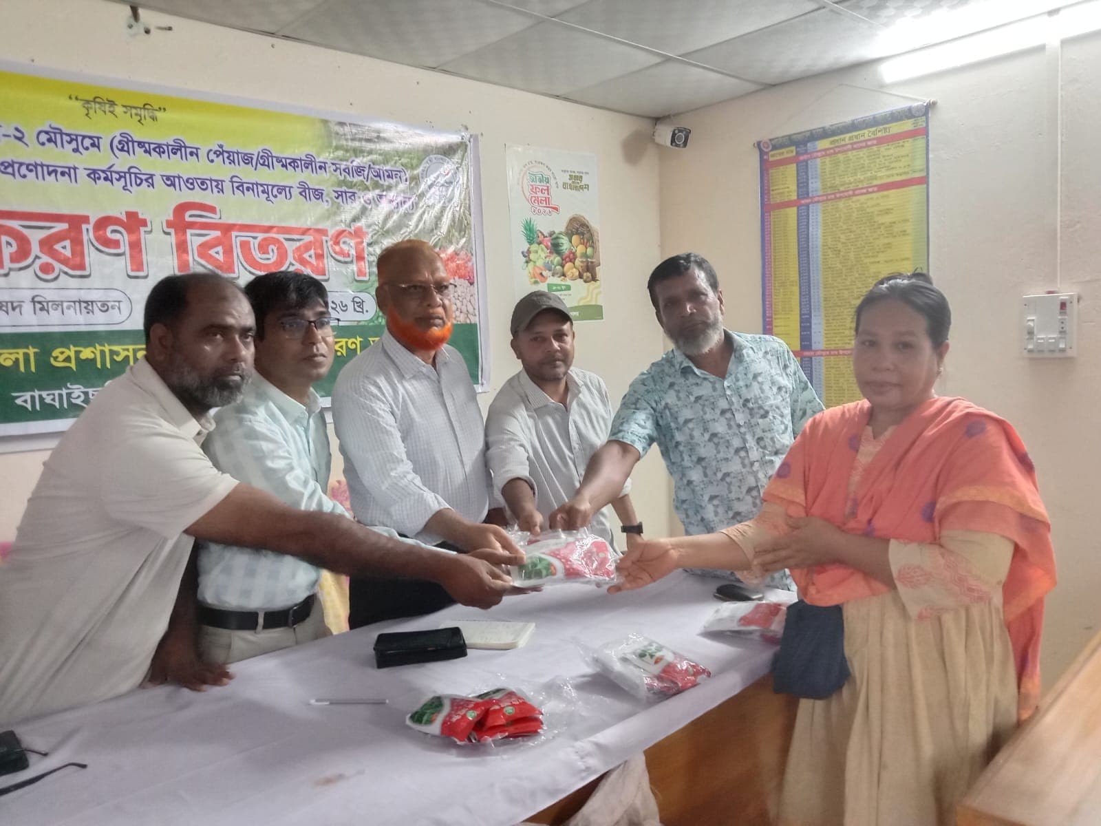 উৎপাদন ব্যয় কমাতে বড় উদ্যোগ: বাঘাইছড়ির ৬০০ কৃষকের মাঝে বিনামূল্যে বীজ ও সার বিতরণ