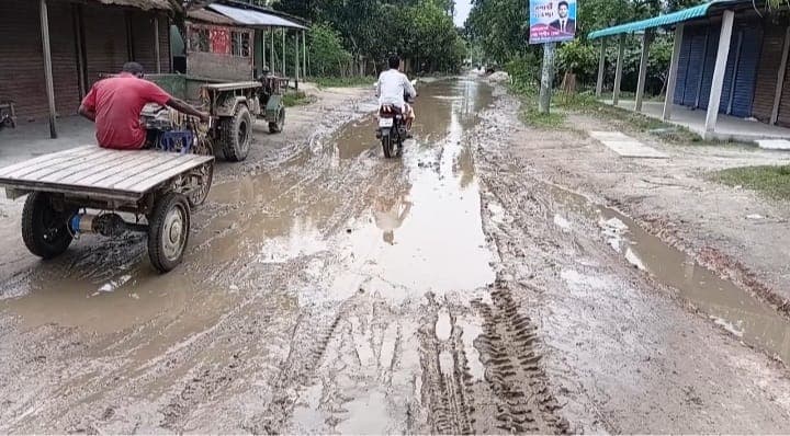 সামান্য বৃষ্টিতেই ডুবে রসুলপুর মোড়, দুর্ভোগে হাজারো মানুষ