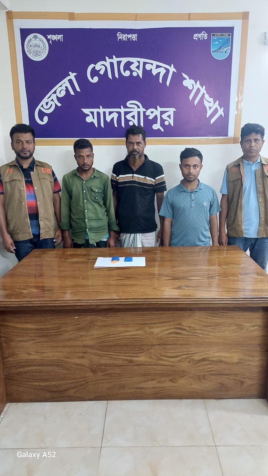 শিবচর থানা এলাকা হতে ৪০০ (চারশত) পিস ইয়াবা ট্যাবলেটসহ ৩ (তিন) জন মাদক ব্যবসায়ী গ্রেফতার।