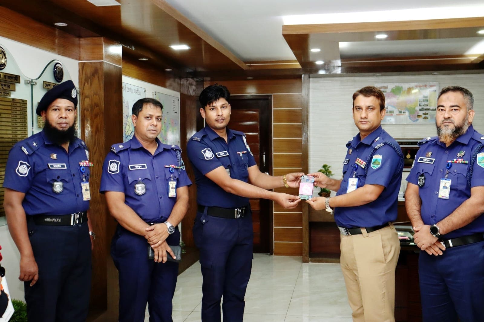 রাজশাহীতে উদ্ধারকৃত ৫০টি হারিয়ে যাওয়া মোবাইল ফোন প্রকৃত মালিকদের কাছে হস্তান্তর