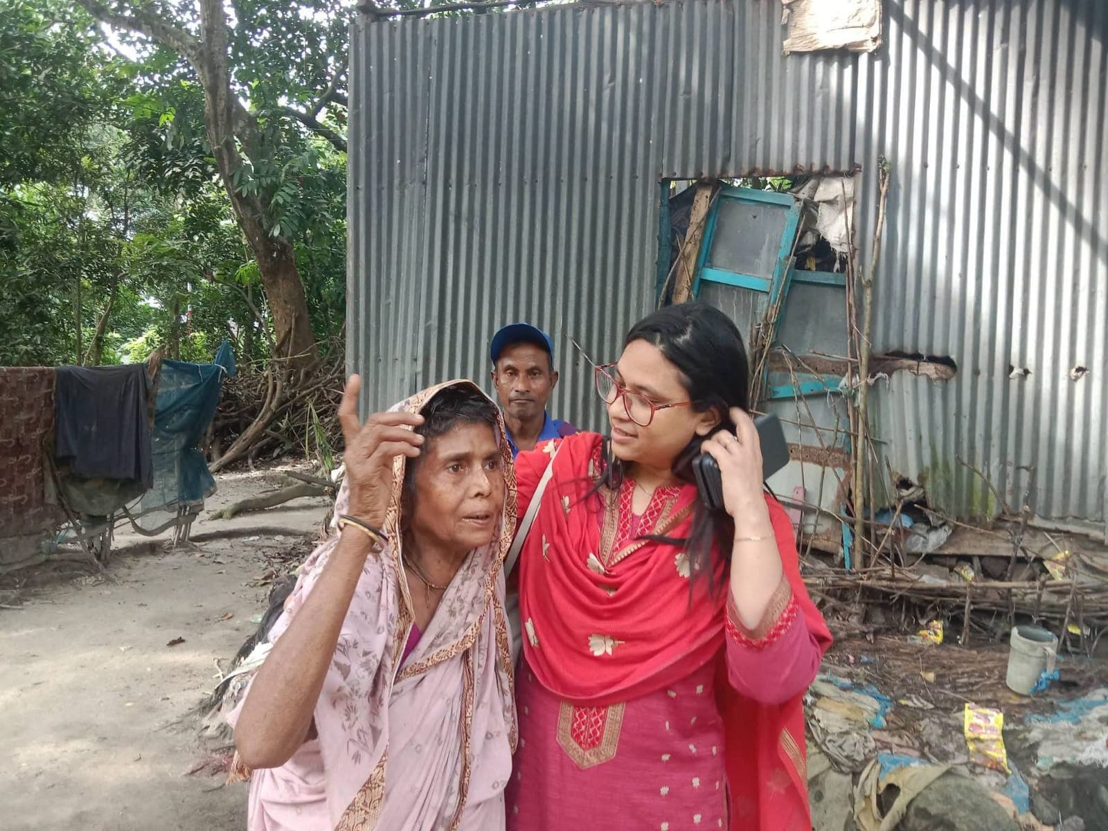 নরসিংদীর শিবপুর উপজেলা নির্বাহী অফিসার মানবিক সহায়তা করলেন অসহায় বিধবা মিলন রাণী দাসকে
