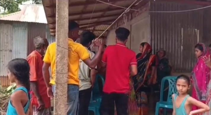 সুনামগঞ্জের তাহিরপুরের ইসলামপুর গ্রামে প্রেমিকের বাড়িতে বিয়ের দাবিতে প্রেমিকার অনশন না হলে আত্মহত্যা করার হুমকি