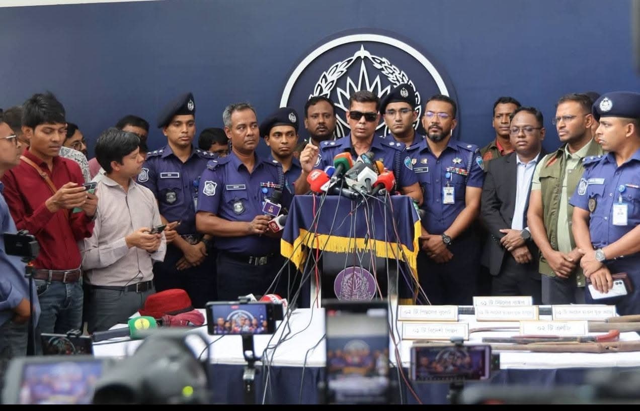 চট্টগ্রাম জেলা গোয়েন্দা (ডিবি) পুলিশের অভিযানে   শীর্ষ সন্ত্রাসী ‘ডেভিড ইমন’সহ গ্রেফতার ৫ 