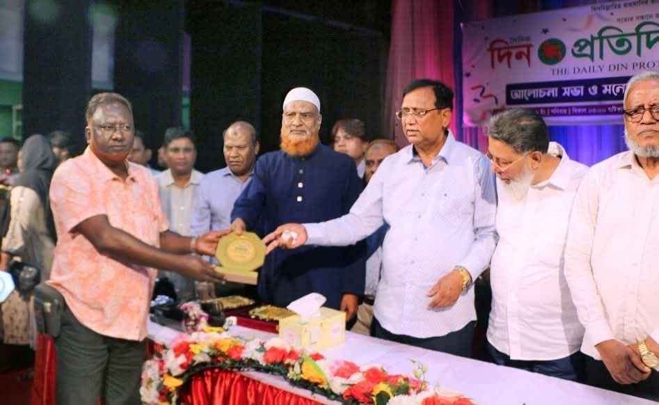 জেলা পর্যায়ে বিশেষ অবদান রাখায় সাংবাদিক স্বপনকে  দিন প্রতিদিন পত্রিকা পক্ষ থেকে সম্মাননা ক্রেস্ট প্রদান