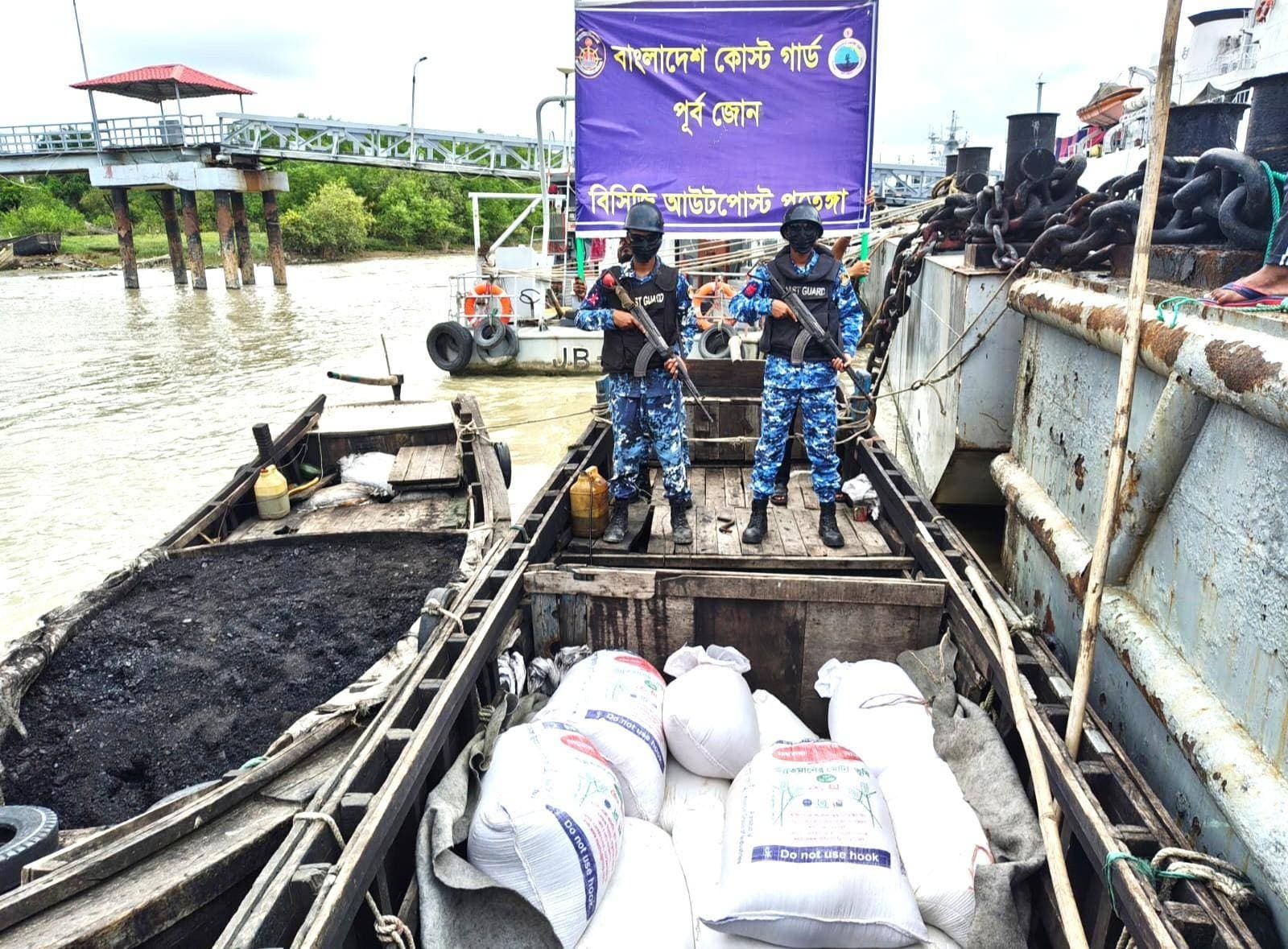 পতেঙ্গায় কোস্ট গার্ডের বড় অভিযান: জব্দ ১ টন খনিজ কয়লা ও ভুষিসহ দুটি বোট