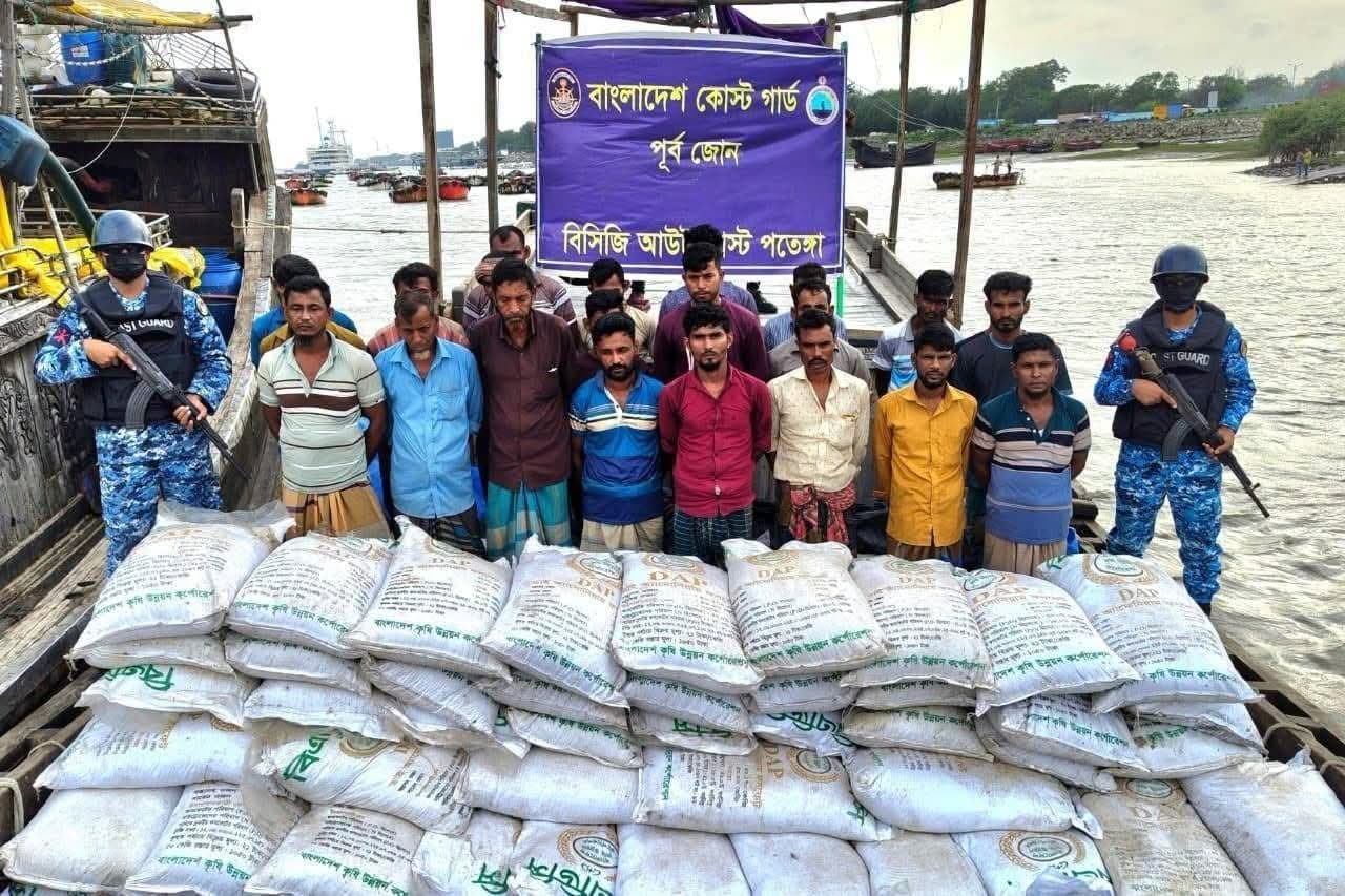 পতেঙ্গায় কোস্ট গার্ডের বিশেষ অভিযান: ২৩ পাচারকারী আটক, জব্দ ২২ হাজার কেজি সার