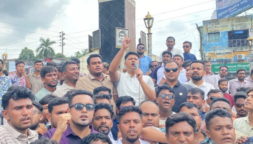 তারেক রহমানকে নিয়ে কুরুচিপূর্ণ মন্তব্যের প্রতিবাদে উত্তাল বগুড়া, এনসিপি নেতাদের ব্যানারে আগুন ছাত্রদলের