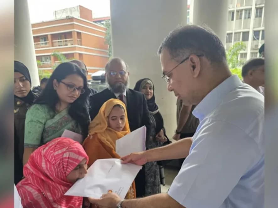 প্রতিবন্ধী তিন মেধাবীর হাতে সরাসরি নিয়োগপত্র তুলে দিলেন প্রধানমন্ত্রী তারেক রহমান