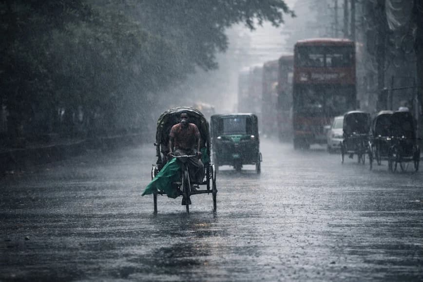 সতর্কবার্তা: আগামী ৪ দিন দেশজুড়ে ভারী বৃষ্টি ও বজ্রঝড়ের পূর্বাভাস আবহাওয়ার