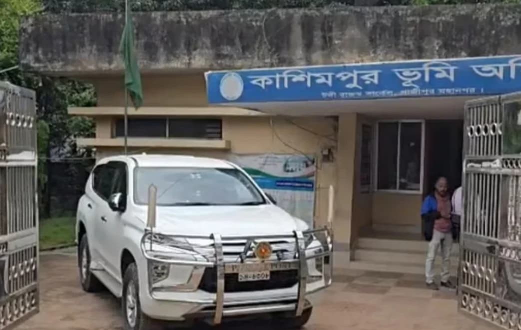 দালালের দাপটে সাধারণ মানুষের ভোগান্তি, কাশিমপুর ভূমি অফিসের সবাইকে বরখাস্ত করলেন ডিসি