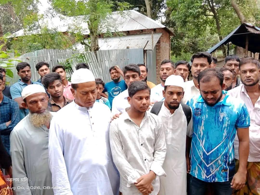 হজ পালনের লক্ষ্য নিয়ে পায়ে হেঁটে সৌদি আরবের পথে নাটোরের দুলাল হোসেন