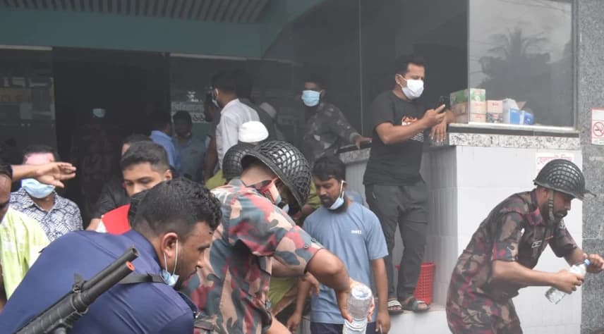 সাতক্ষীরার ব্লিস হাসপাতালে অগ্নিকাণ্ড, বিজিবি ও ফায়ার সার্ভিসের দ্রুত তৎপরতায় রক্ষা পেলেন রোগীরা