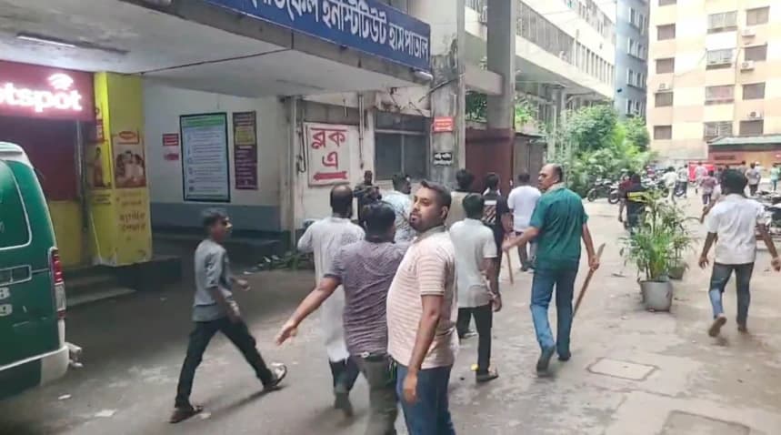 জবিতে প্ল্যাকার্ড নিয়ে সংঘাত, হাসপাতালে চিকিৎসাধীন আহতদের ওপর ছাত্রদলের আকস্মিক হামলা