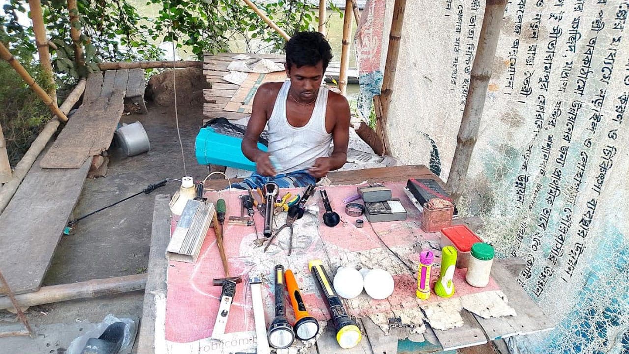 ভিক্ষা নয়, এক পায়ে লড়ে ইলেকট্রনিক্স মেরামতে সংসার সামলাচ্ছেন নড়াইলের গোপী