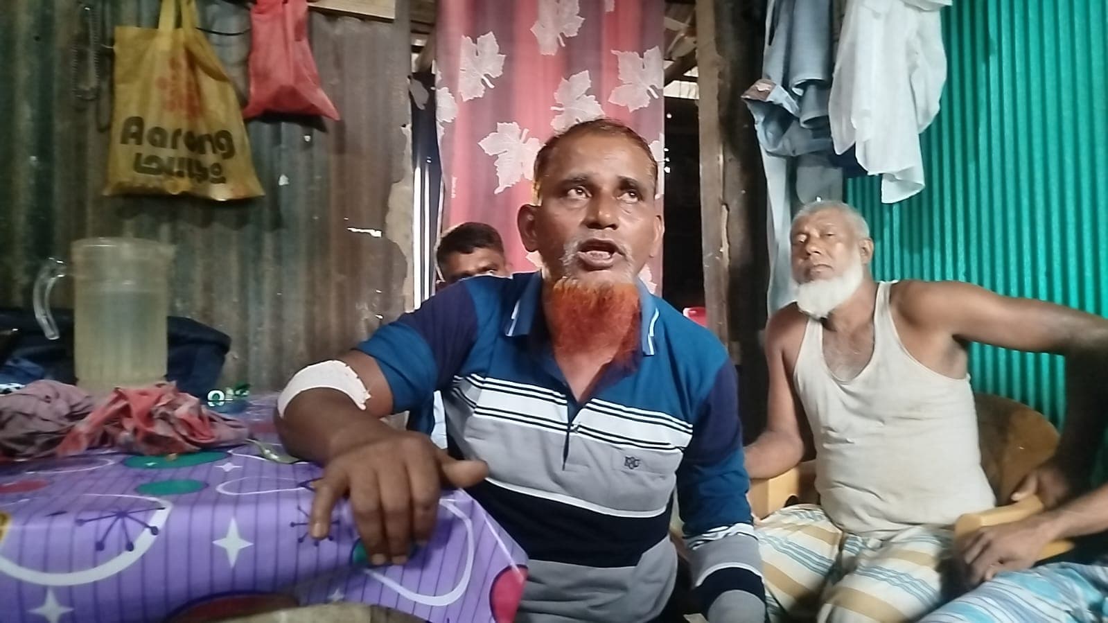 মসজিদের জমি বাঁচাতে গিয়ে রক্তাক্ত সম্পাদক, হাত ভেঙে দেওয়ার নৃশংস হামলা অভিযোগ