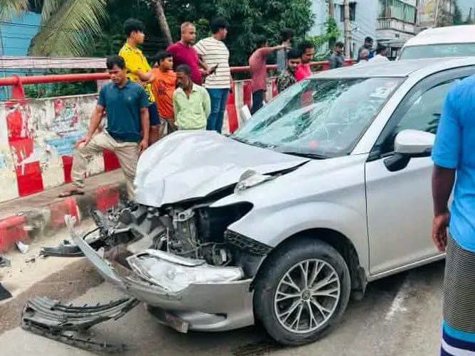 ব্রাহ্মণবাড়িয়া ফ্লাইওভারে কার, বাইক ও অটোরিকশার ত্রিমুখী সংঘর্ষে আহত ৩, পলাতক চালক ও জব্দ গাড়ি