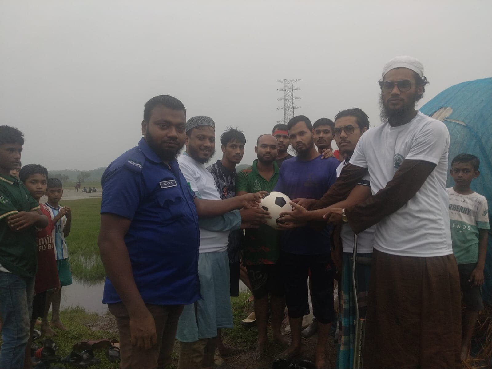 পিরোজপুরে তরুণদের খেলাধুলায় উদ্বুদ্ধ করতে কদমতলায় ফুটবল বিতরণ