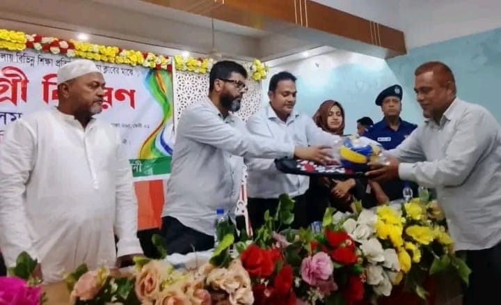 ফুলগাজীতে ৬৬ পরিবারকে টিন-নগদ সহায়তা   ১১ বিদ্যালয়ে ক্রীড়া সামগ্রী দিলেন এমপি মজনু
