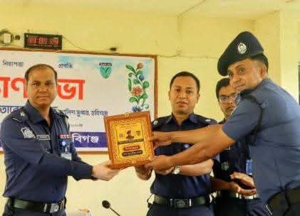 ভুক্তভোগী নারীর শিশুকে উদ্ধার করে নিজের পকেটের টাকা দিলেন পুলিশ কর্মকর্তা