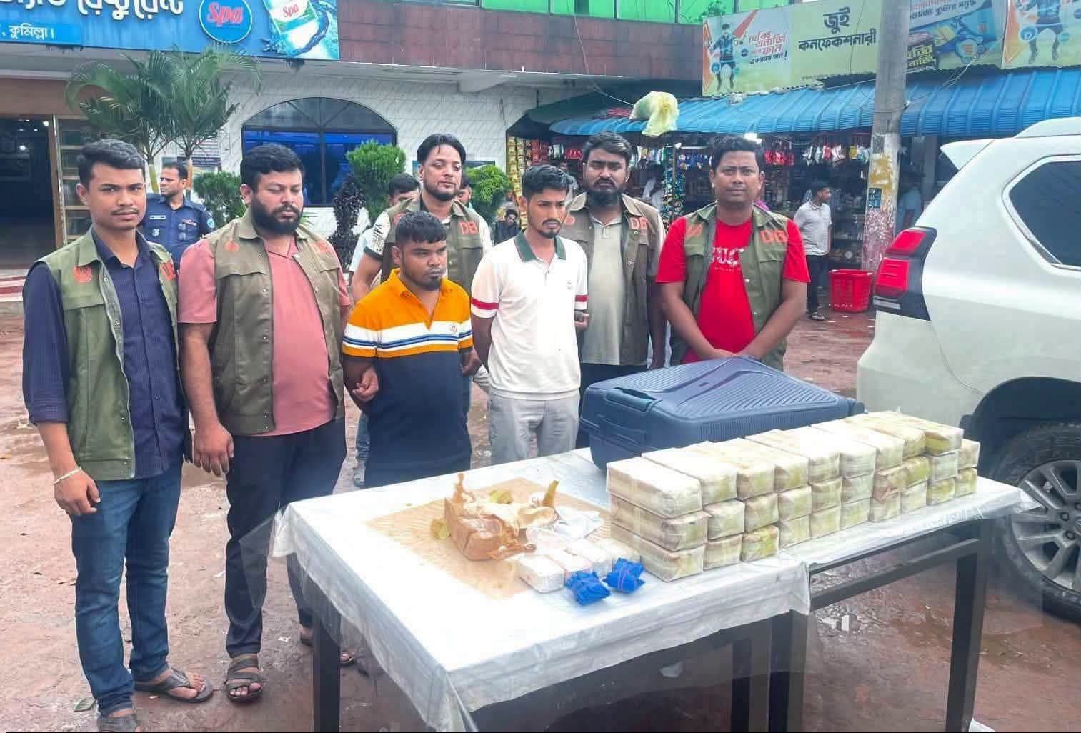 কুমিল্লায় ৩ লাখ ইয়াবাসহ প্রাডো গাড়ি জব্দ, দুই মাদক কারবারি আটক