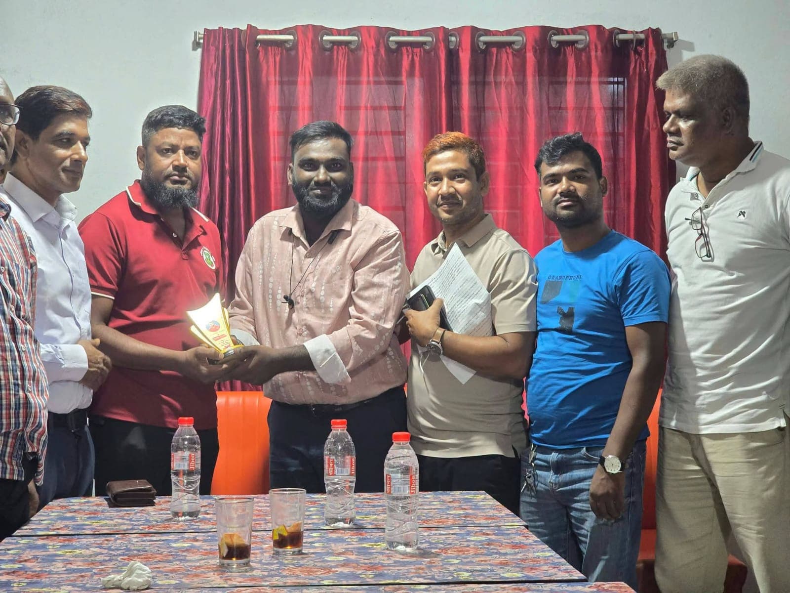 মায়ের প্রতি ভালোবাসার অনন্য দৃষ্টান্ত, সাংবাদিক আওয়াল পেলেন সম্মাননা
