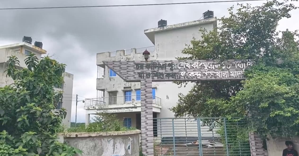 মাদারীপুরের হাসপাতালের নোটিশ ছাড়াই সরঞ্জাম নেওয়ার অভিযোগ, স্থানীয়দের বাধা