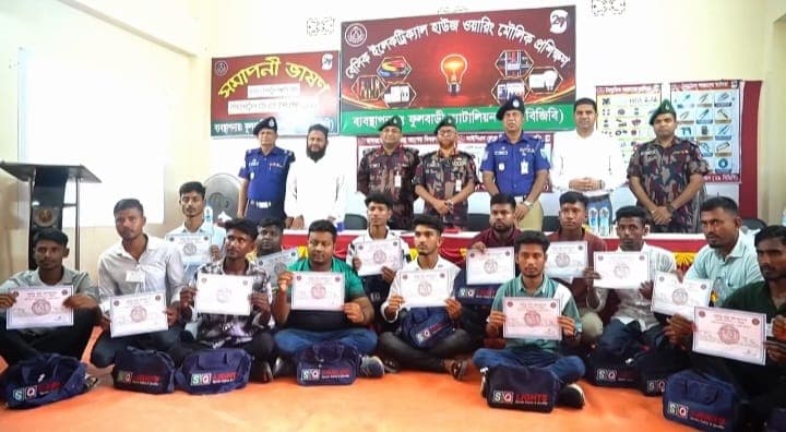 প্রশিক্ষণ শেষে কর্মের হাতিয়ার পেল ফুলবাড়ীর ১৫ যুবক