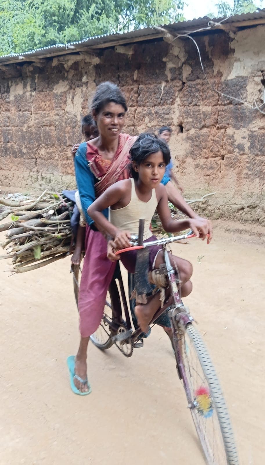মায়ের কাঁধে খড়ির বোঝা, সন্তানদের কাঁধে অনিশ্চিত ভবিষ্যৎ