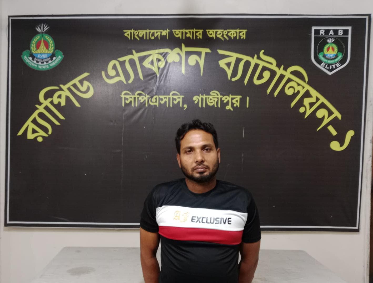 বানারীপাড়ায় অস্ত্র মামলায় ২০ বছরের সাজাপ্রাপ্ত পলাতক আসামি রাসেল মুন্সী র‌্যাব-৮ কতৃক গ্রেপ্তার