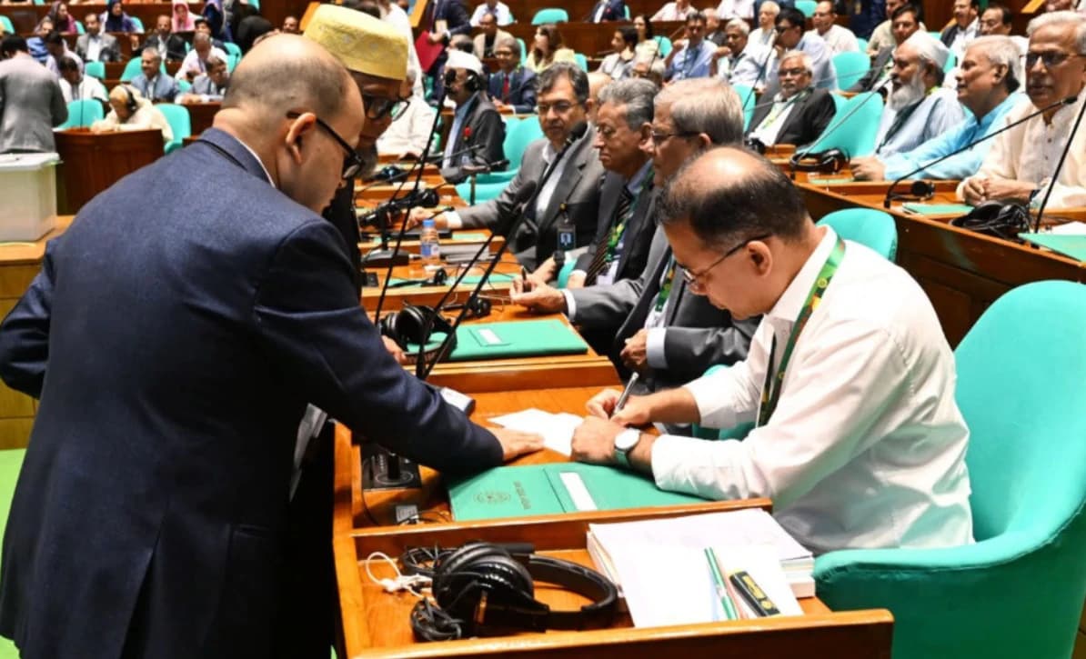 হাসিমুখে সংসদ সদস্যদের খোঁজখবর নিলেন প্রধানমন্ত্রী, নিজের আসনে বসেই দেখলেন রাষ্ট্রপতি নির্বাচনের ভোটগ্রহণ