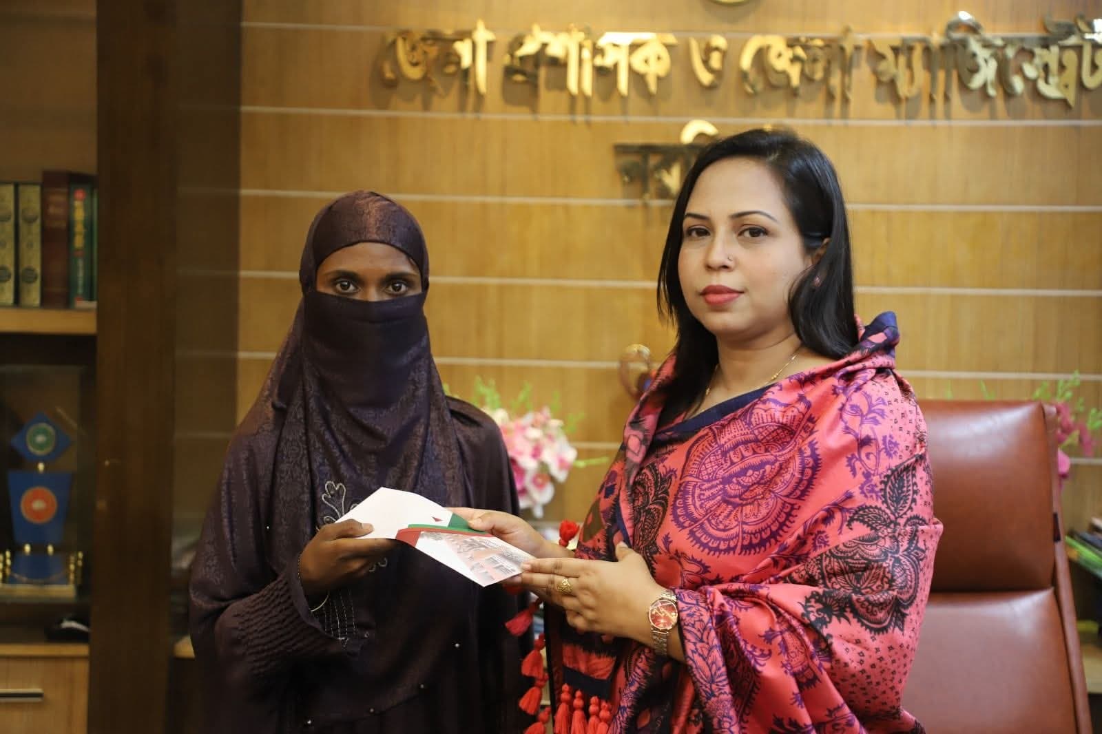 নরসিংদীতে অসহায় মালা আক্তারের পাশে জেলা প্রশাসন