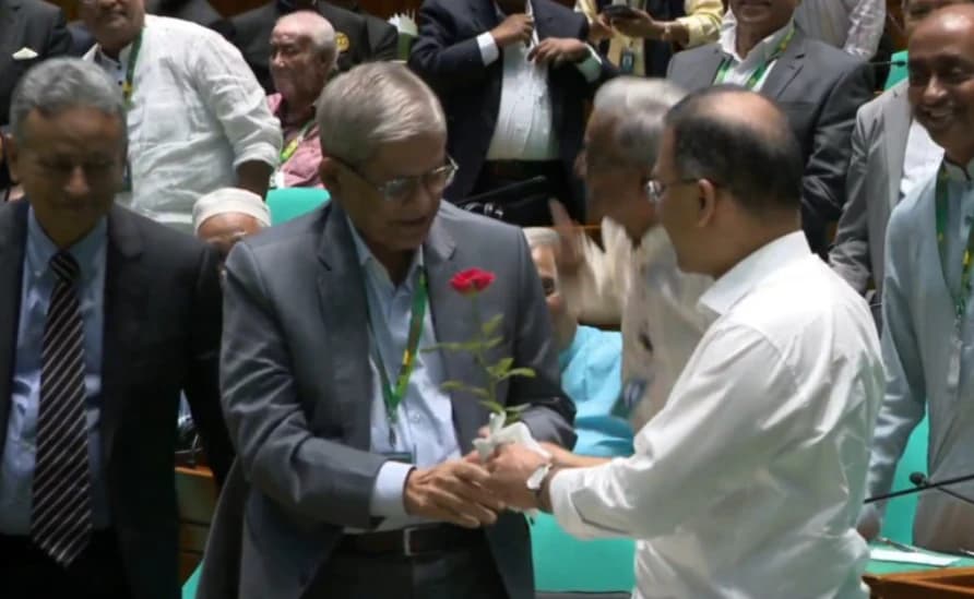 লাল গোলাপ দিয়ে নতুন রাষ্ট্রপতিকে অভিনন্দন তারেকের, ৩৫ বছর পর দেখা গেল ঐতিহাসিক দৃশ্য!