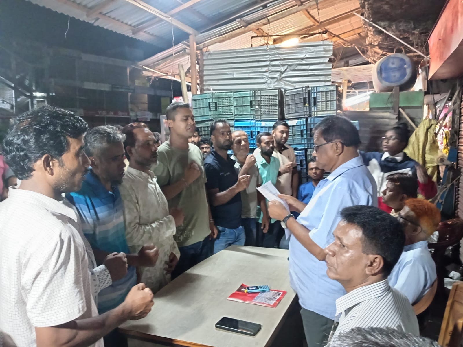 খুলনা মহানগর হকার্স ইউনিয়নের নবনির্বাচিত নেতৃত্বের শপথ গ্রহণ