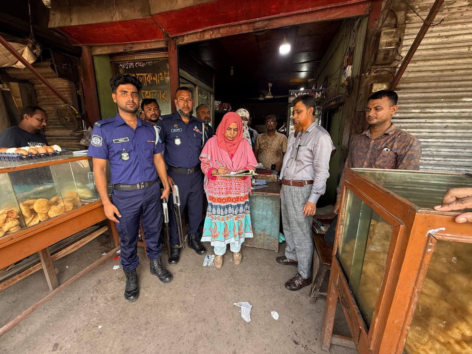 লাইসেন্সহীন ও অস্বাস্থ্যকর মিষ্টি কারখানায় অভিযান, নরসিংদীতে দুই প্রতিষ্ঠানকে ৫৫ হাজার টাকা জরিমানা