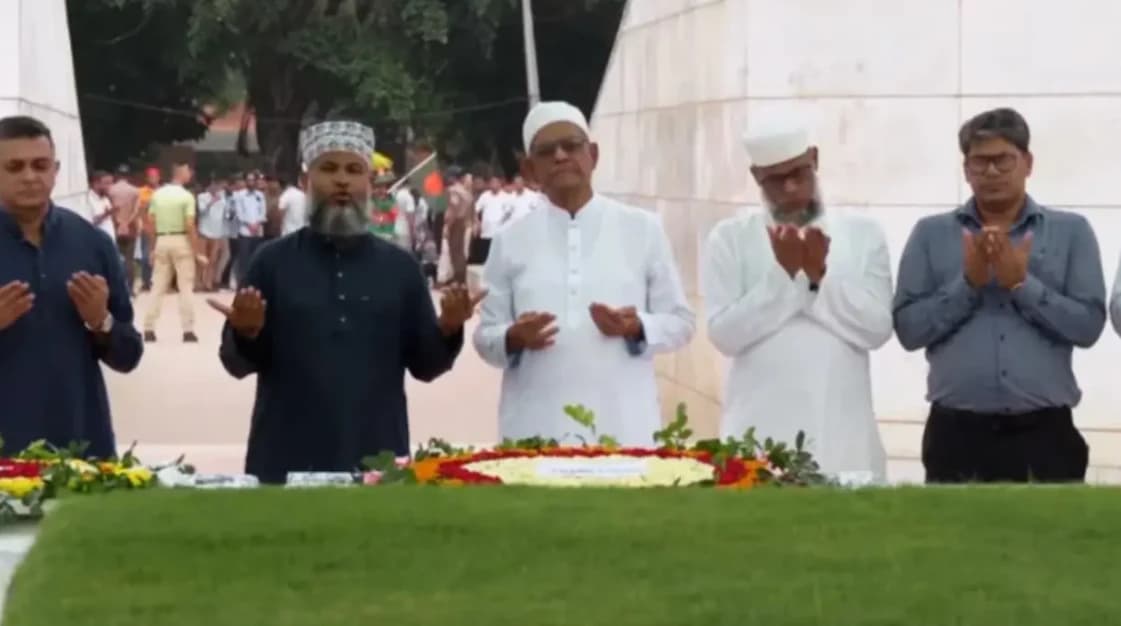 শপথের আগে জিয়াউর রহমান ও খালেদা জিয়ার কবরে শ্রদ্ধা জানালেন মির্জা ফখরুল