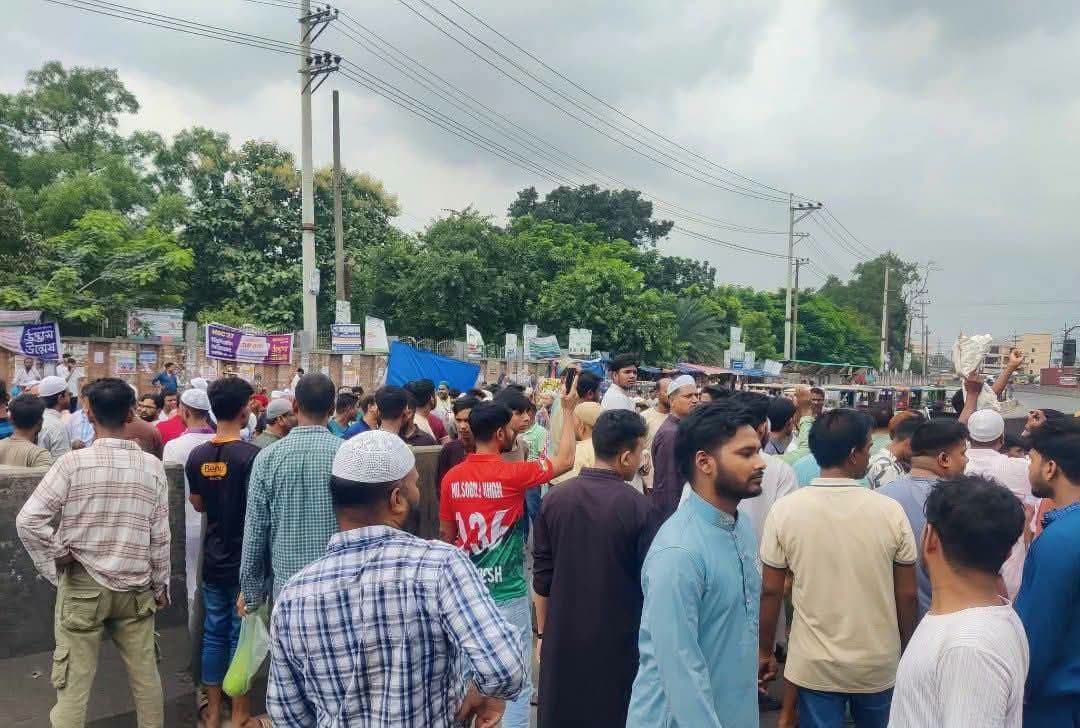 কালিয়াকৈরে মৌচাক এলাকায় মহাসড়কে  দুর্ঘটনা এড়াতে ফুটওভার ব্রিজের নির্মাণের দাবিতে অবরোধ ও বিক্ষোভ স্থানীয় বাসিন্দারা 