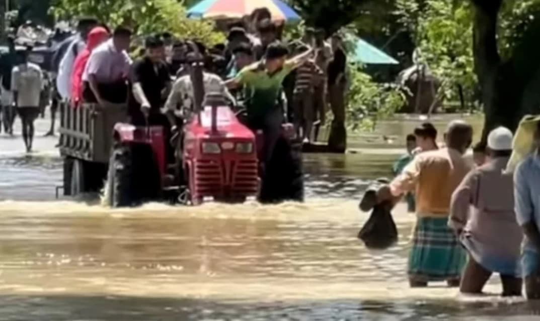 ঘুমিয়ে ছিলেন রাতে, সকালে উঠে দেখলেন ঘরে পানি; খাগড়াছড়িতে বৃষ্টির তাণ্ডব