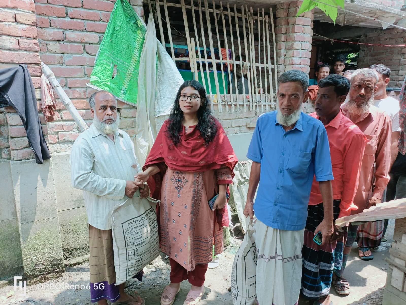 সিংড়ায় অগ্নিকাণ্ডে সর্বস্ব হারিয়ে পথে কৃষক, সহায়তায় প্রশাসন
