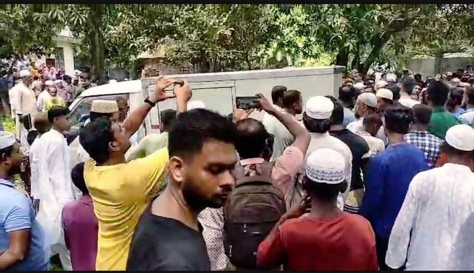 কলকাতায় অগ্নিকাণ্ডে নিহত আলিমুজ্জামানের মরদেহ কফিনবন্দী হয়ে দেশে,রেবতির মরদেহ ভারতে দাহ 