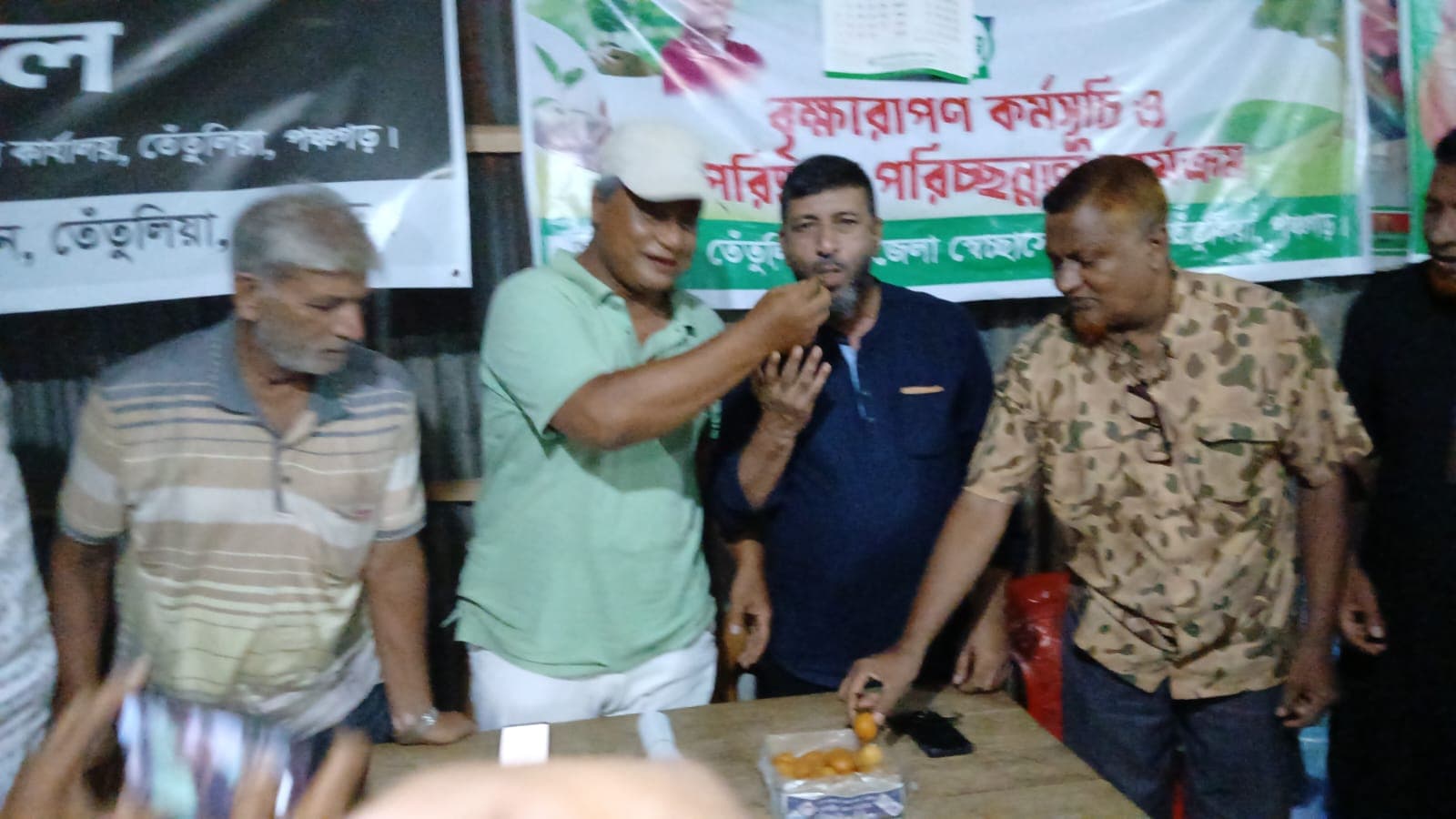 মির্জা ফখরুল ইসলাম আলমগীর মহামান্য রাষ্ট্রপতি নির্বাচিত হওয়ায় তেতুলিয়া উপজেলা বিএনপির মিষ্টি বিতরণ