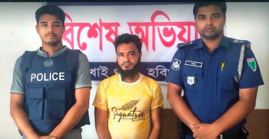 লাখাইয়ে ডোবায় লুকিয়ে থাকা মাদক মামলার দণ্ডিত আসামিকে গ্রেপ্তার করল পুলিশ