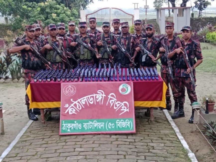 ঠাকুরগাঁও সীমান্তে মাদকবিরোধী অভিযানে ৩৯৭ বোতল সিরাপ উদ্ধার