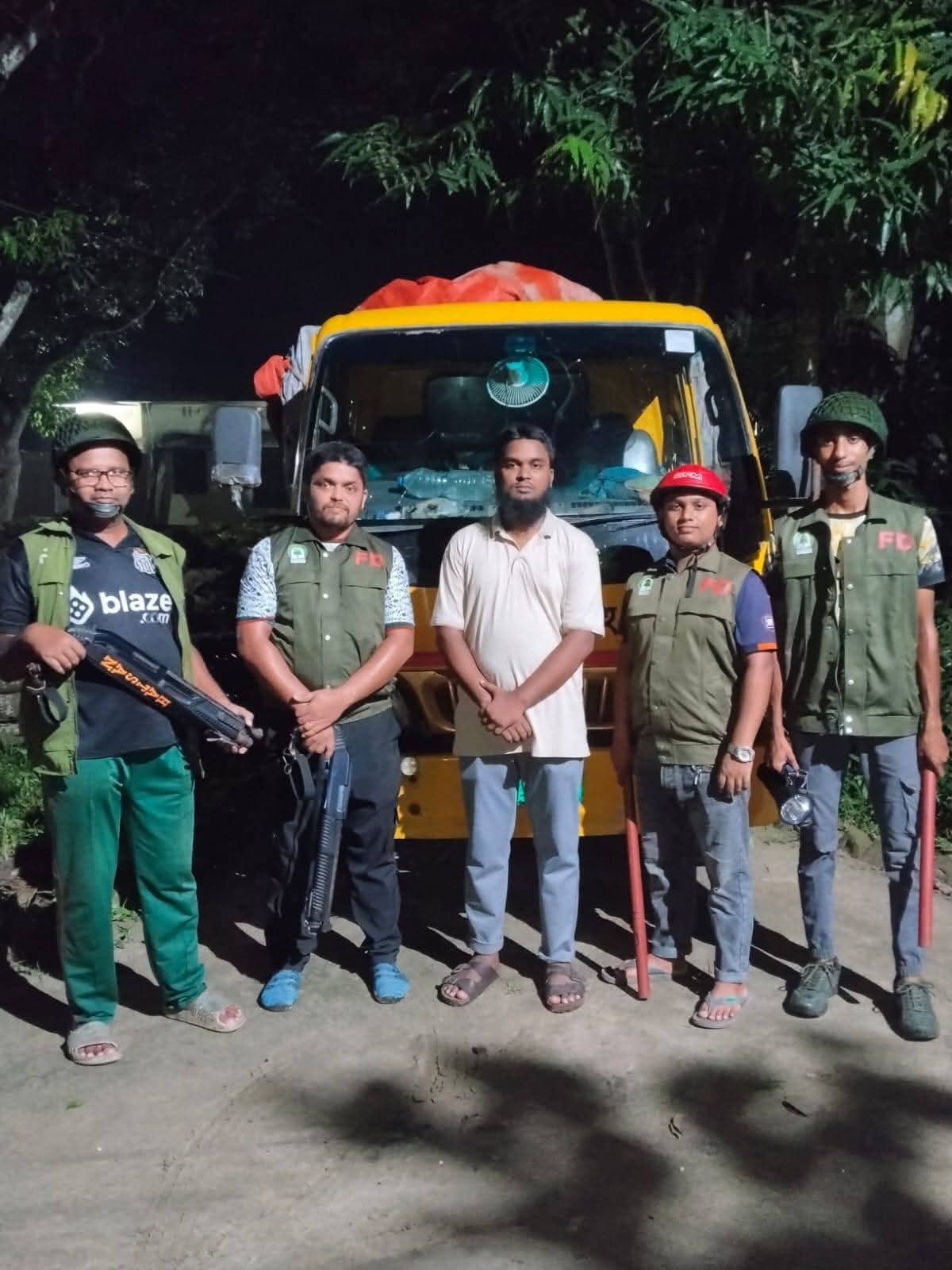 পার্বতীপুরে শালকাঠবোঝাই পিকআপ আটক  মধ্যপাড়া রেঞ্জ বন বিভাগের অভিযানে কাঠ জব্দ