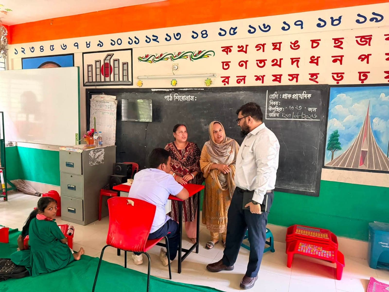 কালিয়াকৈরে শিক্ষার মান উন্নয়নে শ্রেণিকক্ষের পরিবেশসহ সার্বিক শিক্ষার মান পর্যবেক্ষণ করেন ইউএনও 