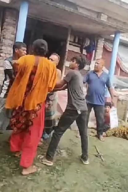সামনেই বাবার লাশ, অথচ সম্পত্তির লোভে রক্তারক্তি মারামারি দুই ভাইয়ের!