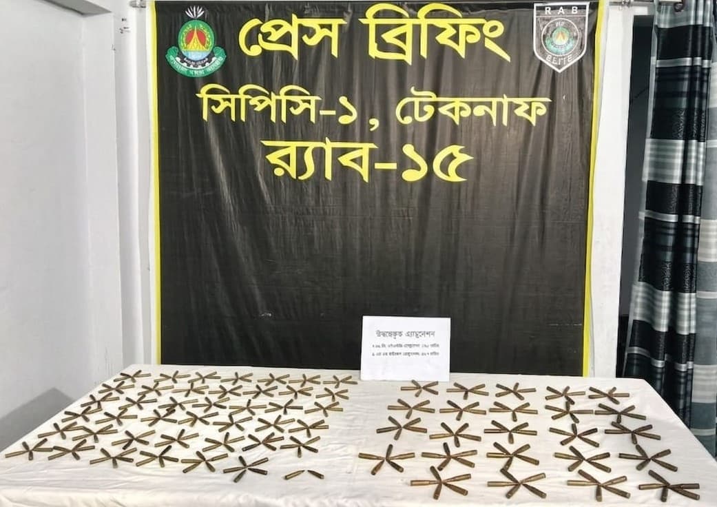 টেকনাফে র‌্যাবের পৃথক অভিযানে বিদেশি এসএমজি উদ্ধার, ৩২৭ রাউন্ড গুলিসহ নারী আটক