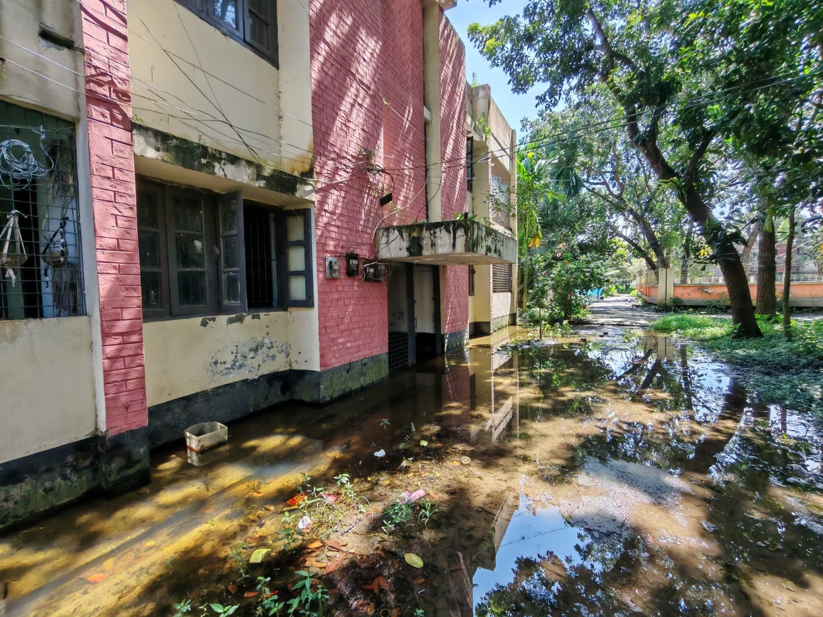ডুমুরিয়া উপজেলা পরিষদ চত্বরে জলাবদ্ধতা ও দুর্গন্ধ: পানি নিষ্কাশনে দ্রুত পদক্ষেপের আশ্বাস